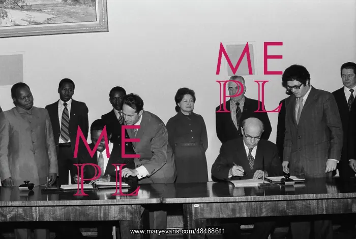 : Signing of USSR- Rwanda agreements : Signing of USSR- Rwanda agreements