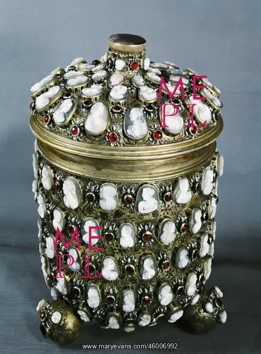 : Silver. centre piece, container, first half 17th century, gilded silver, ruby, cameos : Silver. centre piece, container, first half 17th century, gilded silver, ruby, cameos