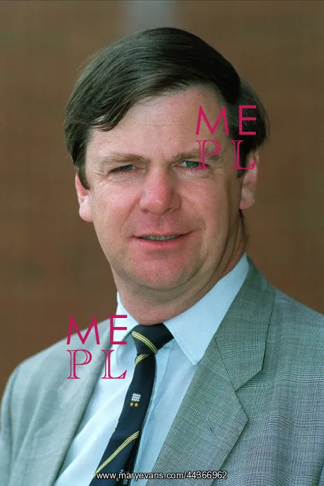  : Simon Coombs MP