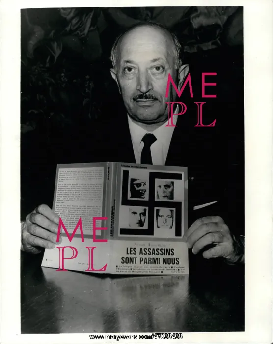 : Simon Wiesenthal with his book, released in France : Simon Wiesenthal with his book, released in France