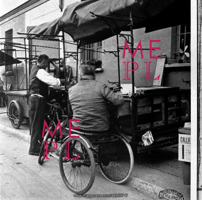 : Simple itinerant venders setting up : Simple itinerant venders setting up