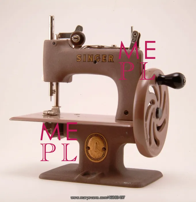 : Singer Model 20 miniature sewing machine for children : Singer Model 20 miniature sewing machine for children