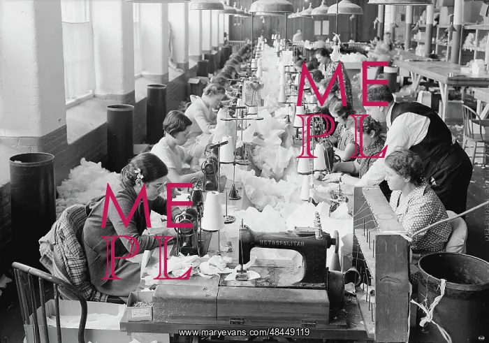 : Singer power machine sewing group, Mt. Holyoke : Singer power machine sewing group, Mt. Holyoke