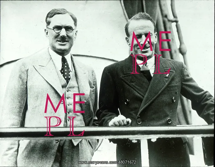 : Sir Charles Kingsford Smith right : Sir Charles Kingsford Smith right