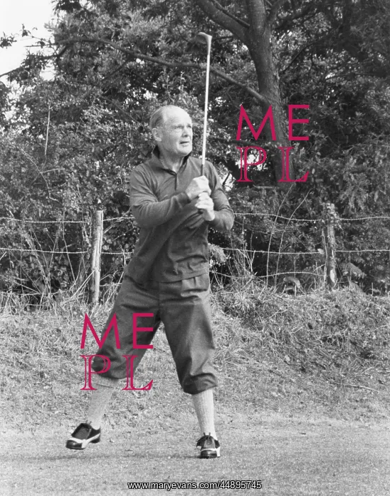 : Sir Douglas Bader playing golf : Sir Douglas Bader playing golf