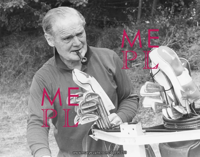 : Sir Douglas Bader playing golf : Sir Douglas Bader playing golf