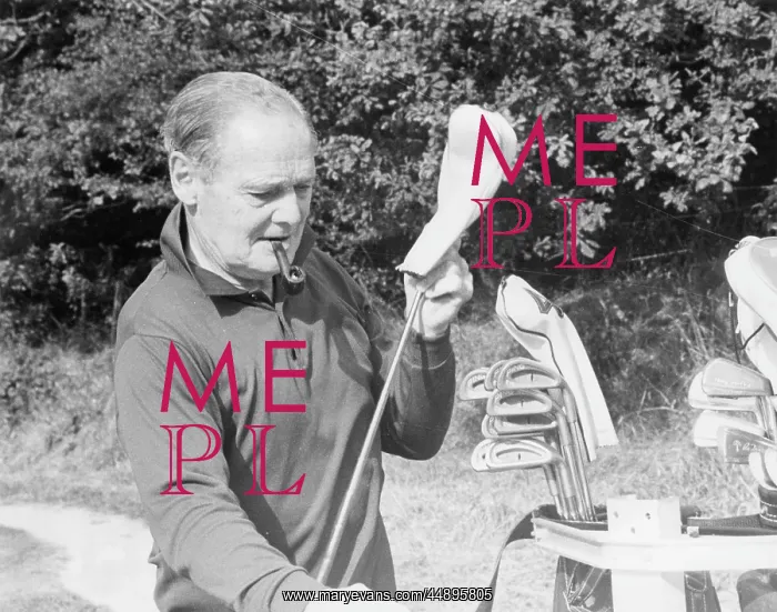 : Sir Douglas Bader playing golf : Sir Douglas Bader playing golf