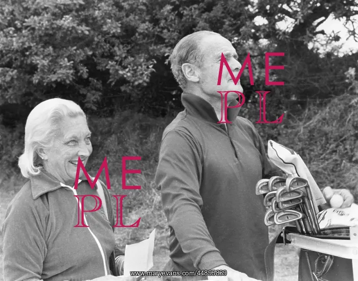 : Sir Douglas Bader playing golf : Sir Douglas Bader playing golf