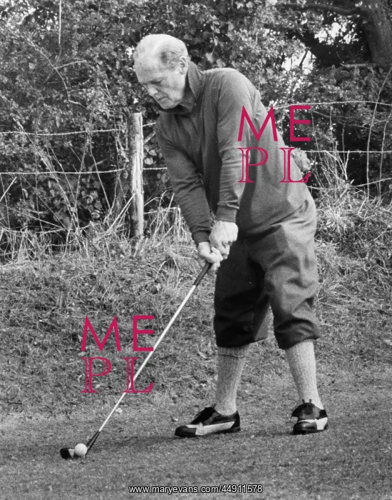 : Sir Douglas Bader playing golf : Sir Douglas Bader playing golf