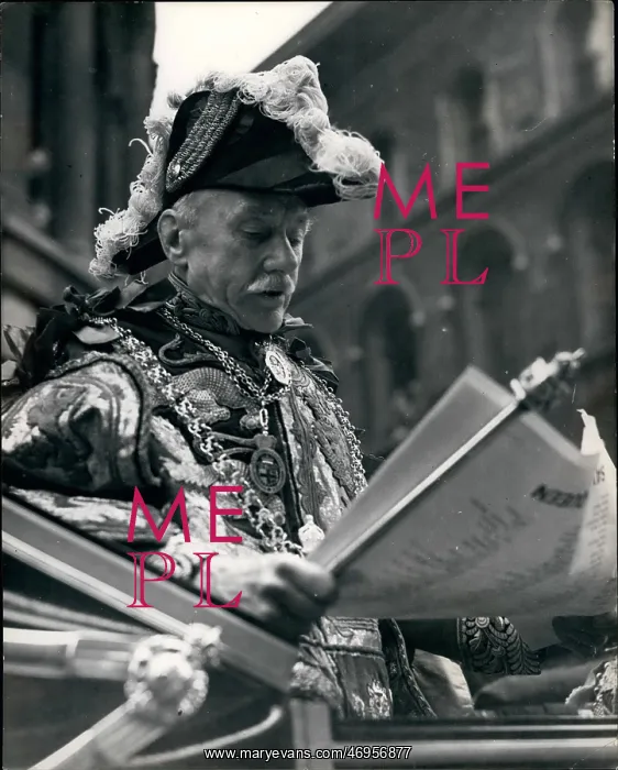 : Sir Gerald Wollaston, Herald, reading proclamation : Sir Gerald Wollaston, Herald, reading proclamation