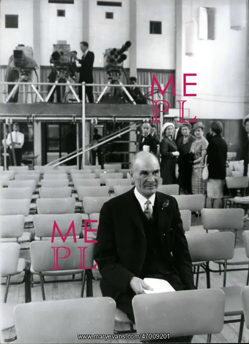 : Sir Harry Pilkington prepares to speak, press conference : Sir Harry Pilkington prepares to speak, press conference