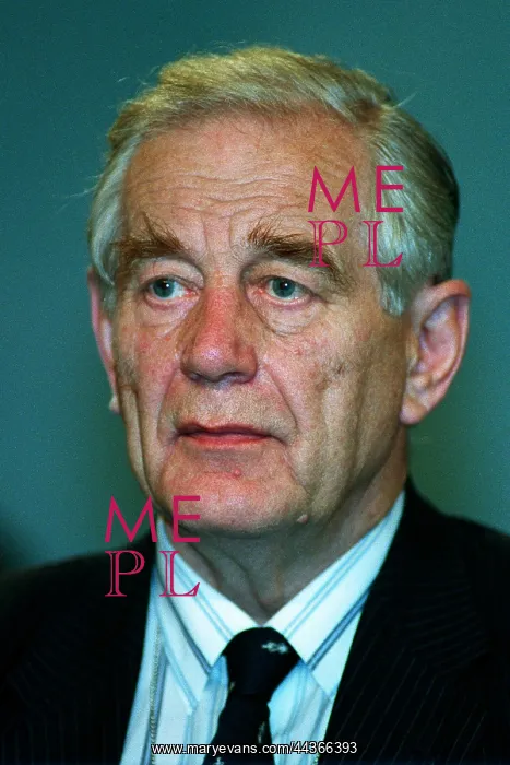  : Sir Hector Monro MP