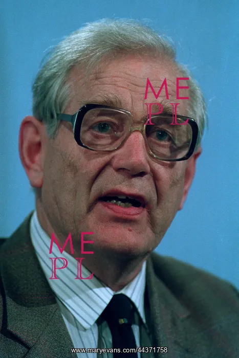  : Sir Hector Monro MP
