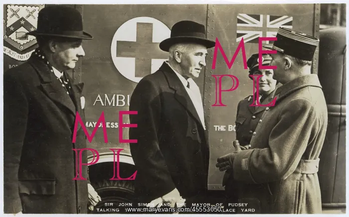 : Sir John Simon and Mayor of Pudsey talk to Commandant Coulon : Sir John Simon and Mayor of Pudsey talk to Commandant Coulon