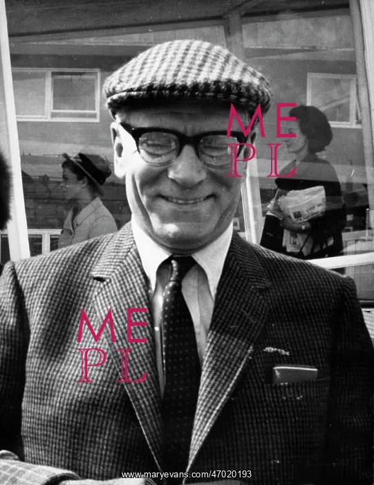 : Sir Laurence Olivier, English actor, National Theatre tour : Sir Laurence Olivier, English actor, National Theatre tour