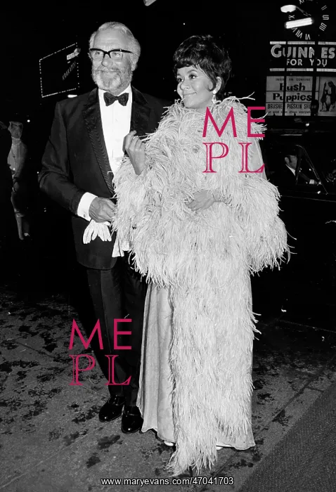 : Sir Laurence Olivier, Joan Plowright, film premiere, London : Sir Laurence Olivier, Joan Plowright, film premiere, London