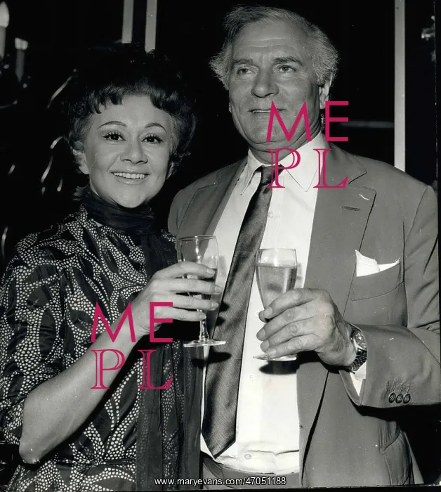 : Sir Laurence Olivier, Joan Plowright, celebrating peerage : Sir Laurence Olivier, Joan Plowright, celebrating peerage