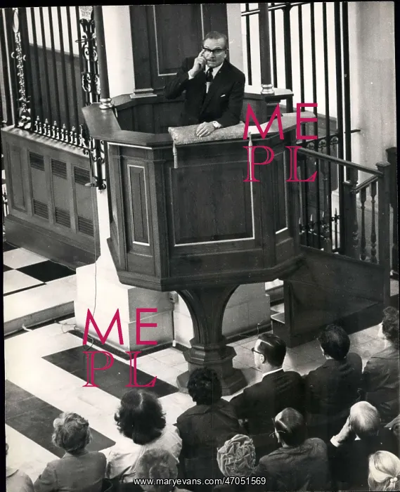 : Sir Laurence Olivier speaking from pulpit, St Mary le Bow : Sir Laurence Olivier speaking from pulpit, St Mary le Bow
