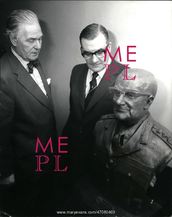 : Sir Robert Mark with portrait bust by Alex Dearnley : Sir Robert Mark with portrait bust by Alex Dearnley
