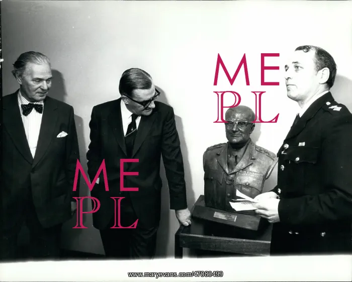 : Sir Robert Mark with portrait bust by Alex Dearnley : Sir Robert Mark with portrait bust by Alex Dearnley