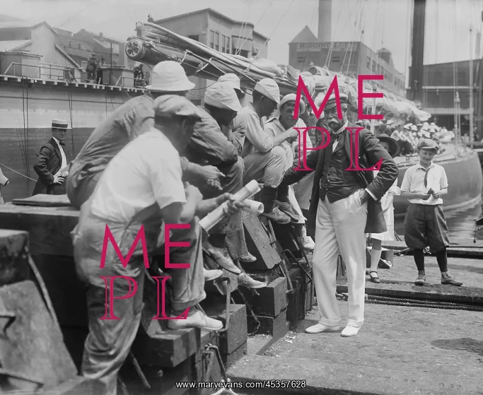 : Sir Thomas Lipton with his yachting crew. Photo : Sir Thomas Lipton with his yachting crew. Photo
