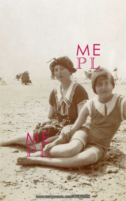 : Two sisters on the beach, Southwold, Suffolk : Two sisters on the beach, Southwold, Suffolk