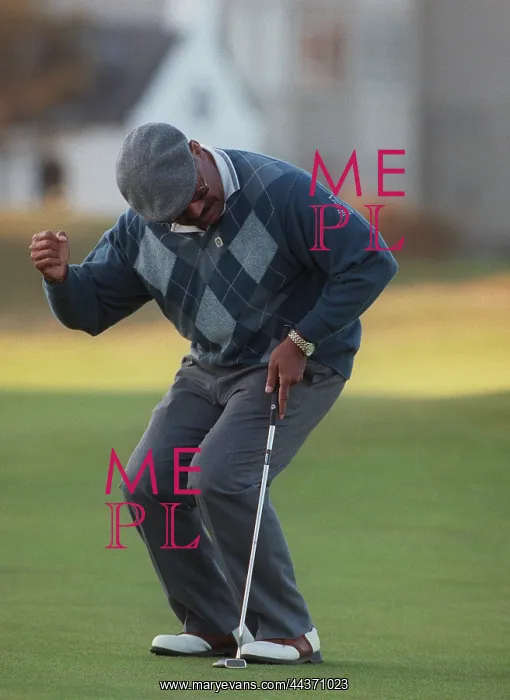 : Sitiveni Rabuka Putts Out : Sitiveni Rabuka Putts Out
