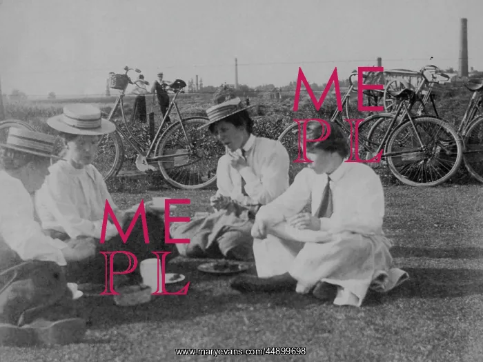  : Sitting women with cycles