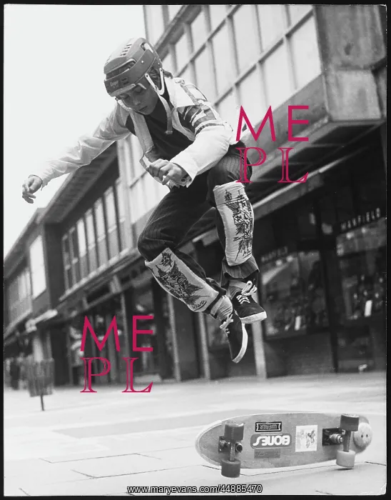: SKATEBOARDER 1970S : SKATEBOARDER 1970S