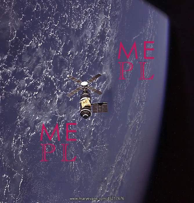 : Skylab in orbit. The golden shape is a NASA ? : Skylab in orbit. The golden shape is a NASA ?