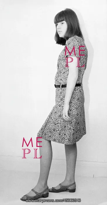 : SLOUCHING GIRL 1960S : SLOUCHING GIRL 1960S