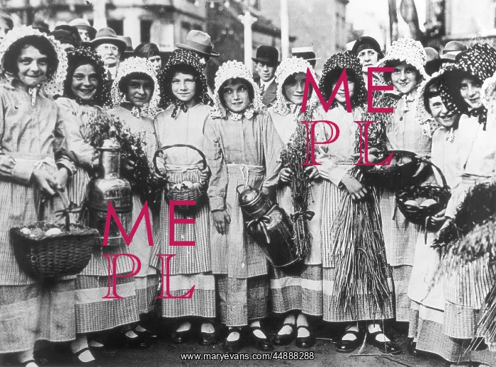 : SLUM MAIDS OF HONOUR : SLUM MAIDS OF HONOUR