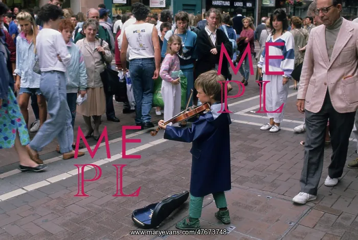 : Small boy busking with his violin for an audience in Dublin : Small boy busking with his violin for an audience in Dublin