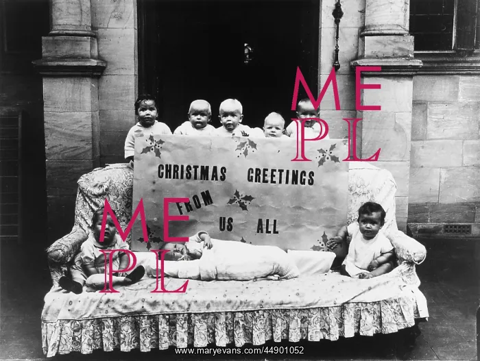 : Small children posing with large Christmas card : Small children posing with large Christmas card