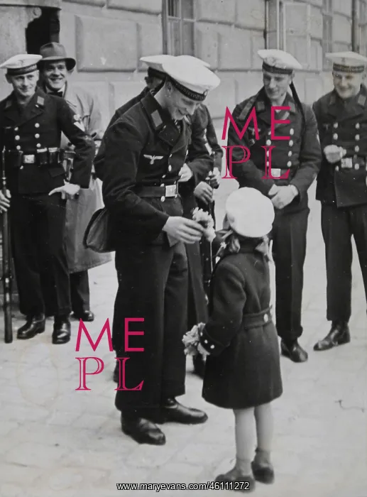 : A small Viennese girl is presenting : A small Viennese girl is presenting