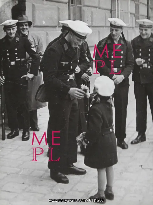 : A small Viennese girl is presenting : A small Viennese girl is presenting