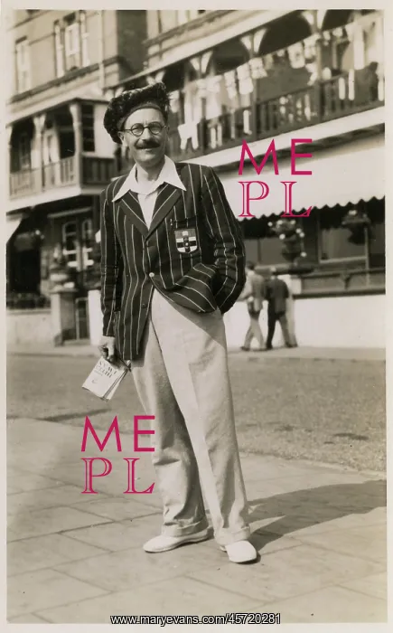 : Smart, sartorially-confident Gent at the seaside : Smart, sartorially-confident Gent at the seaside