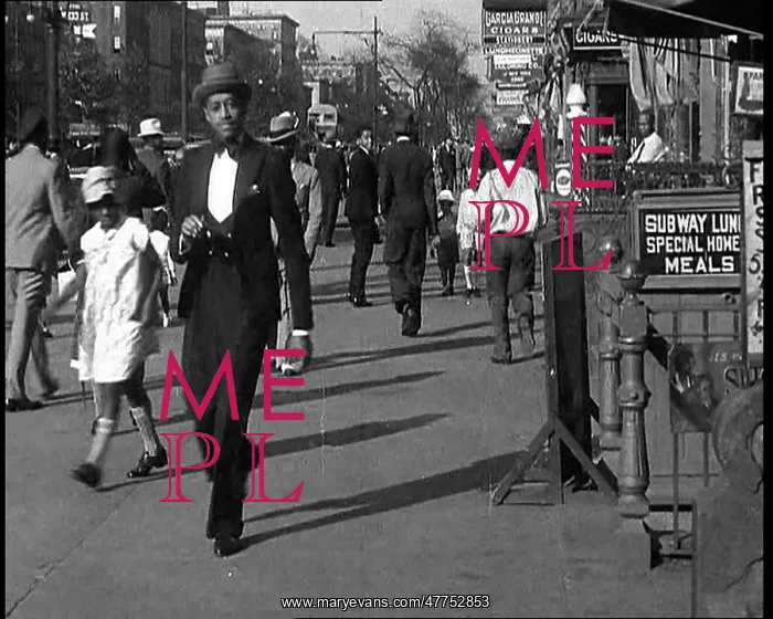 : Smartly Dressed People Walking Along The Streets : Smartly Dressed People Walking Along The Streets