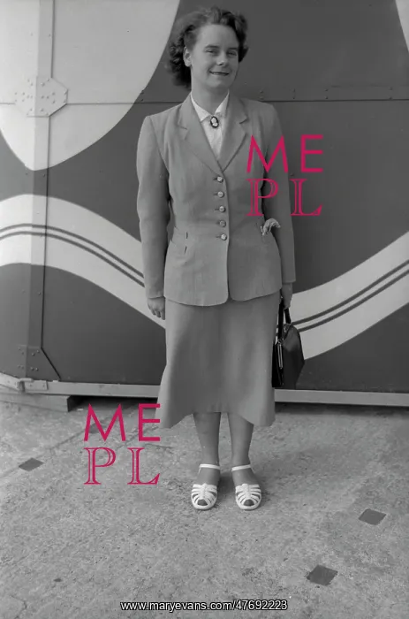 : Smartly-dressed young lady in front of a patterned backdrop : Smartly-dressed young lady in front of a patterned backdrop