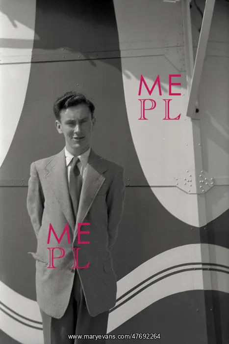 : Smartly-dressed young man - patterned backdrop : Smartly-dressed young man - patterned backdrop
