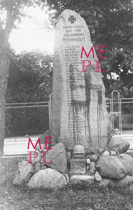 : Smeared war memorial in Heinersdorf, 1931 : Smeared war memorial in Heinersdorf, 1931