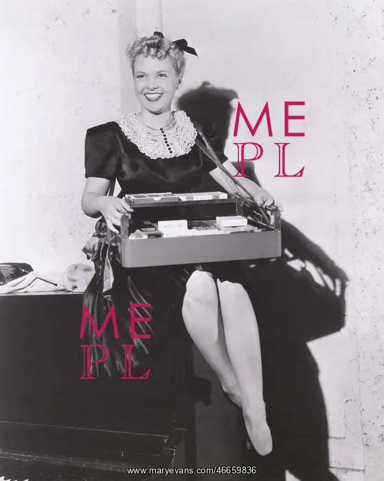  : Smiling cigarette girl