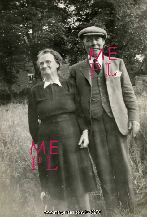 : Smiling older couple, c.1950s : Smiling older couple, c.1950s