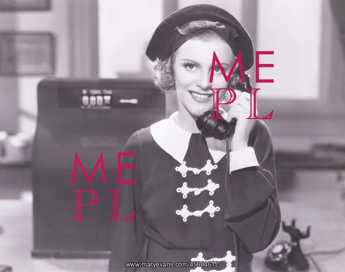  : Smiling woman on the telephone