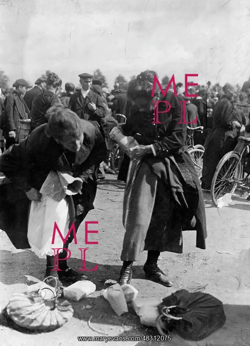 : Smugglers at the Dutch border, 1920 : Smugglers at the Dutch border, 1920