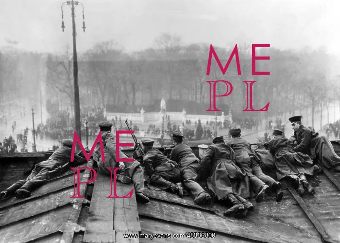 : Snipers on the Brandenburg Gate, 1918 : Snipers on the Brandenburg Gate, 1918