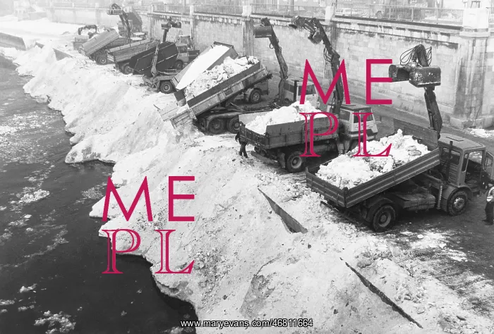 : Snow is dumped by trucks into Danube Canal : Snow is dumped by trucks into Danube Canal