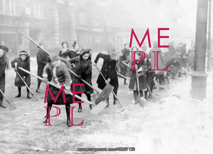: Snow shovelling in Berlin, 1917 : Snow shovelling in Berlin, 1917