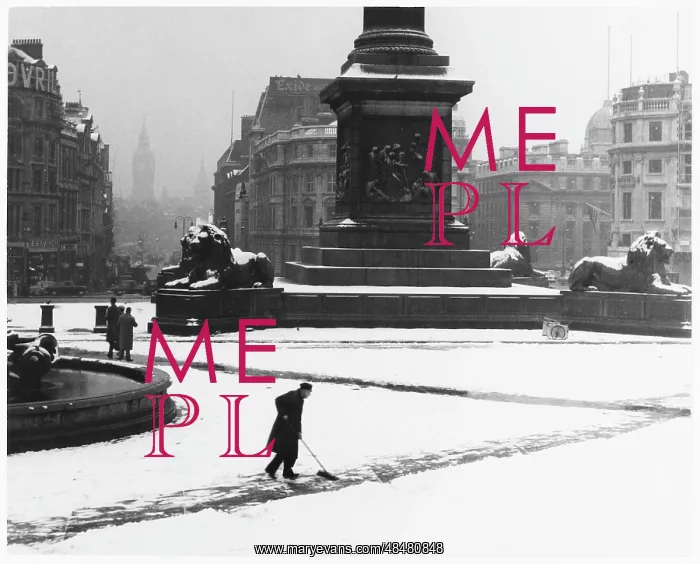 : SNOW TRAFALGAR SQUARE : SNOW TRAFALGAR SQUARE