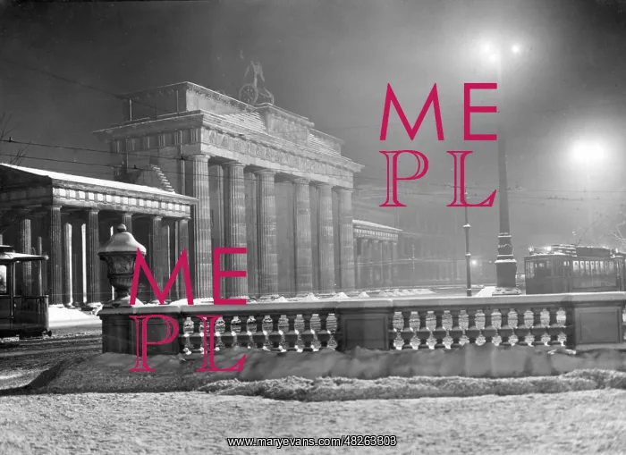 : The snowy Brandenburg Gate in Berlin, around 1930 : The snowy Brandenburg Gate in Berlin, around 1930